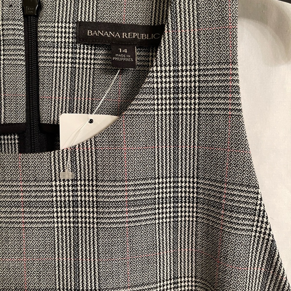 Wow look at this Banana Republic sleeveless plaid dress. What a great buy!